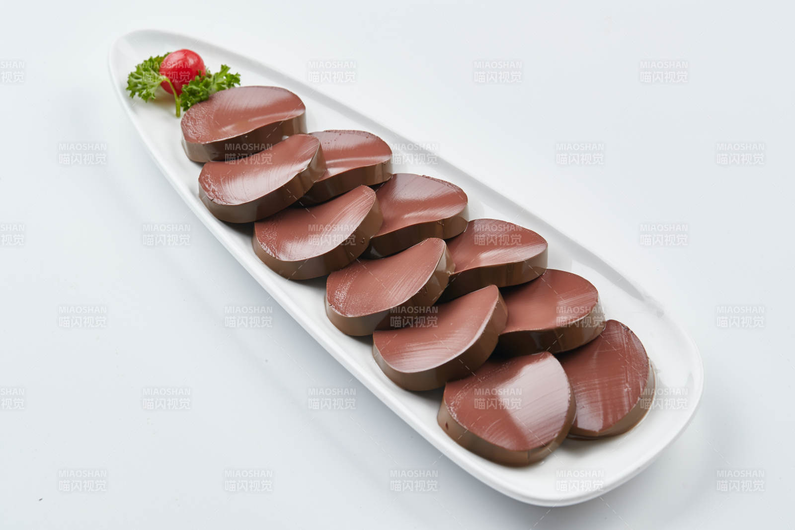 白色瓷盘装的的火锅食材鸭血切片