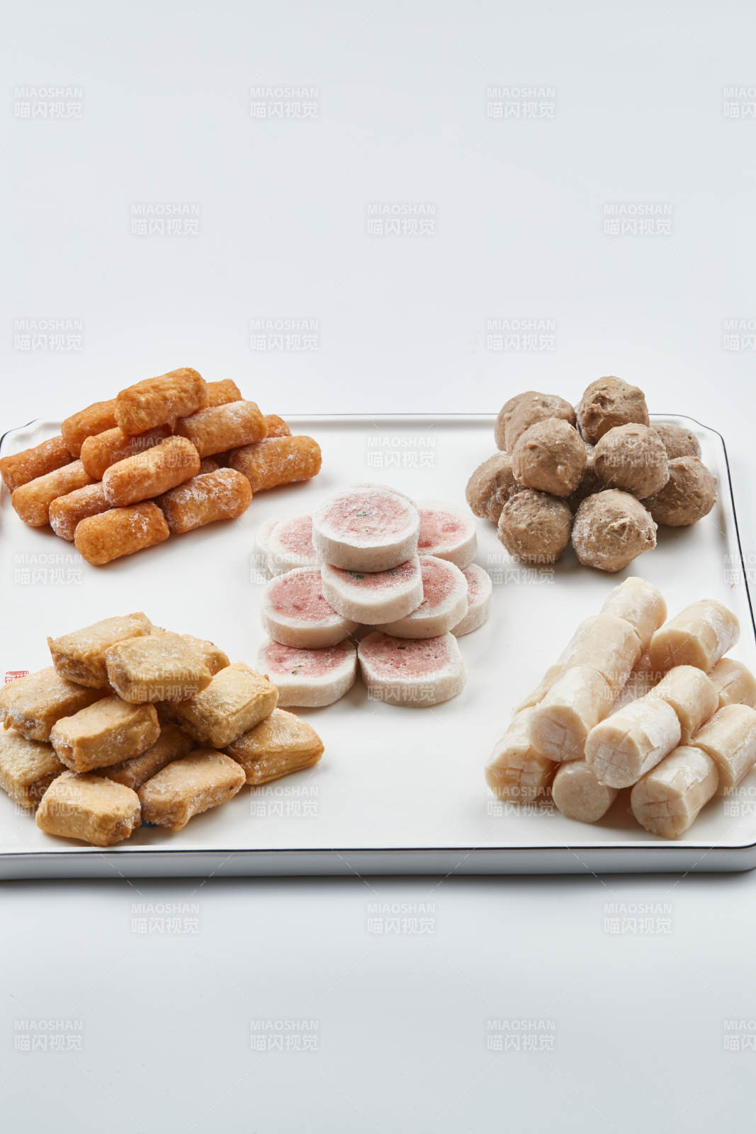 白色瓷盤裝的火鍋食材拼盤