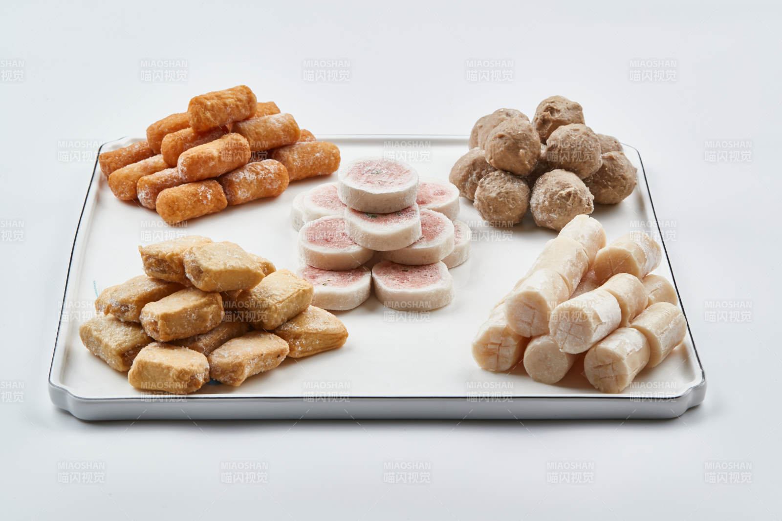 白色瓷盤裝的火鍋食材拼盤