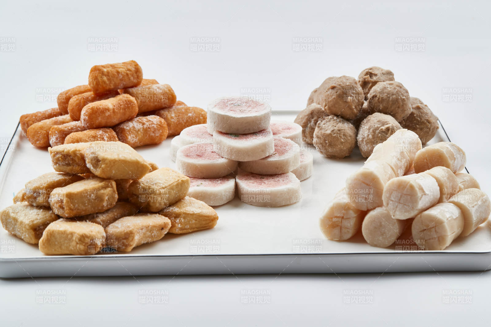 白色瓷盤裝的火鍋食材拼盤