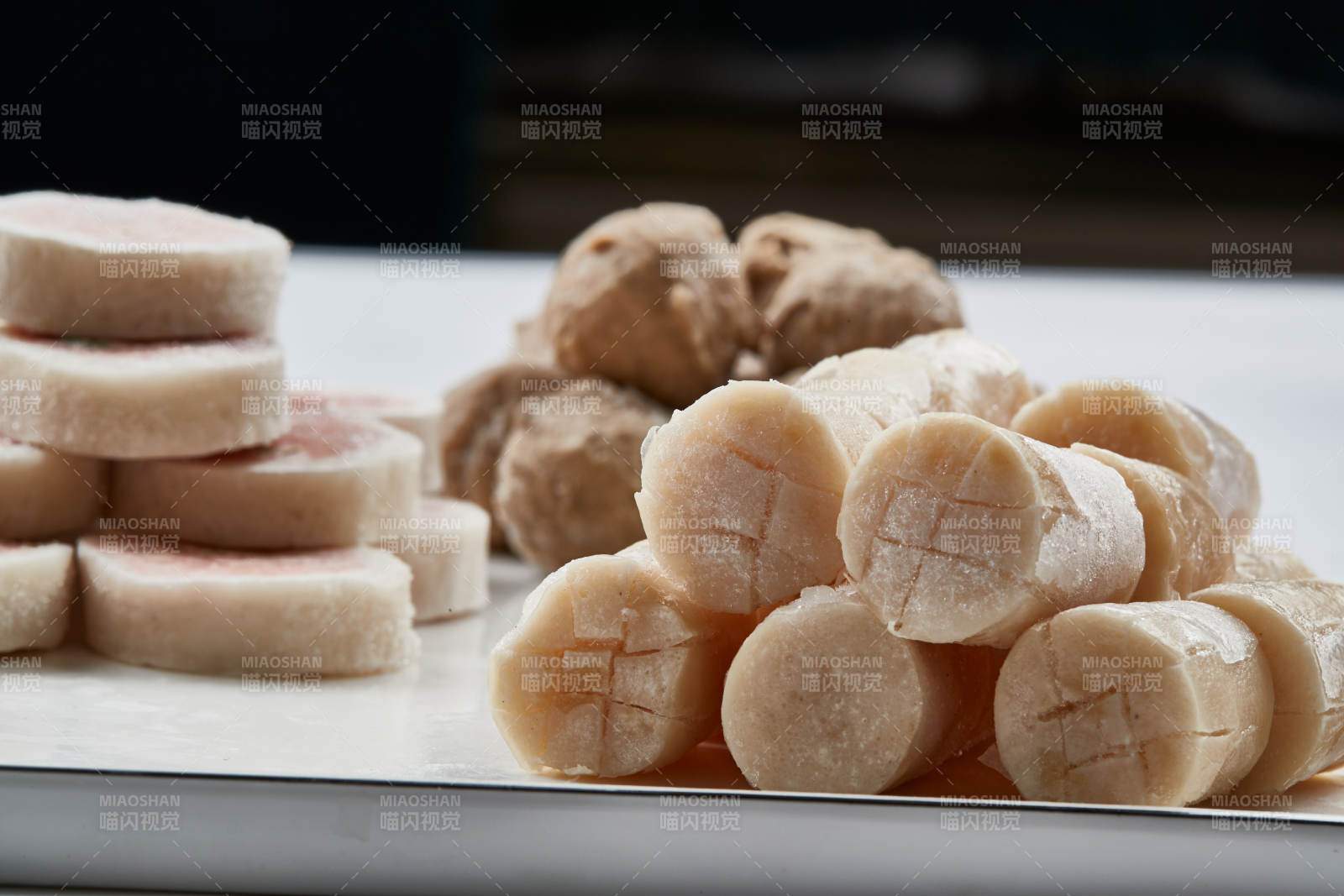 白色瓷盤裝的火鍋食材拼盤