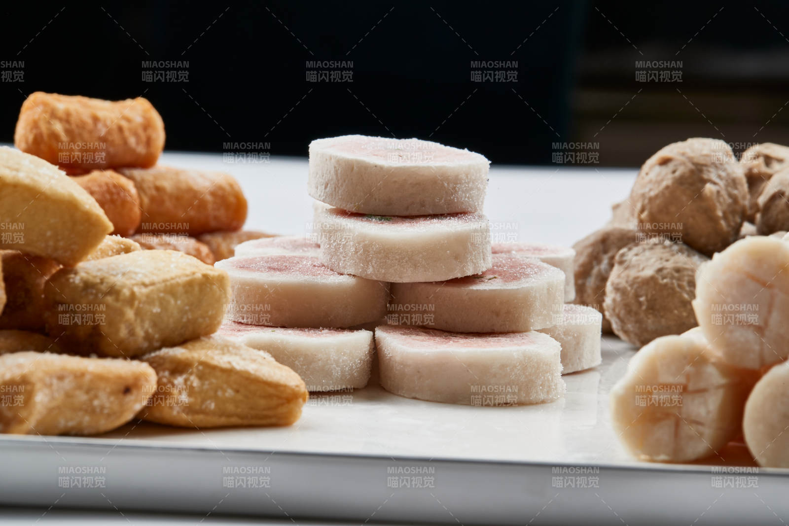 白色瓷盤裝的火鍋食材拼盤