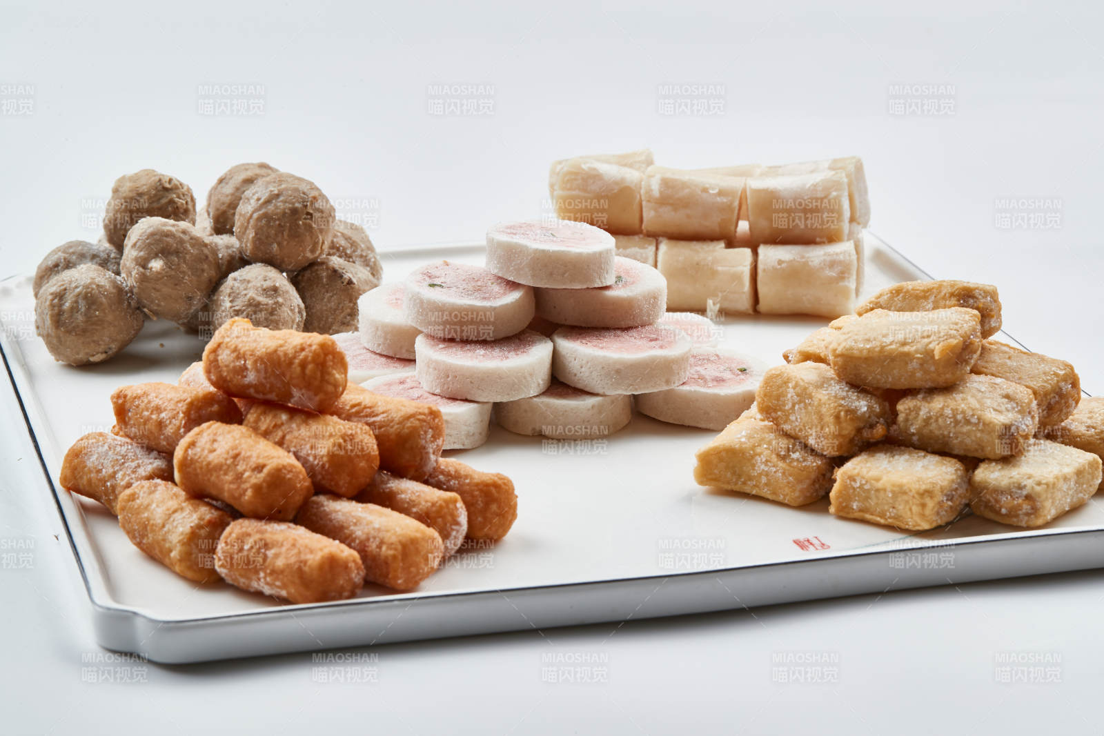 白色瓷盤(pán)裝的火鍋食材拼盤(pán)