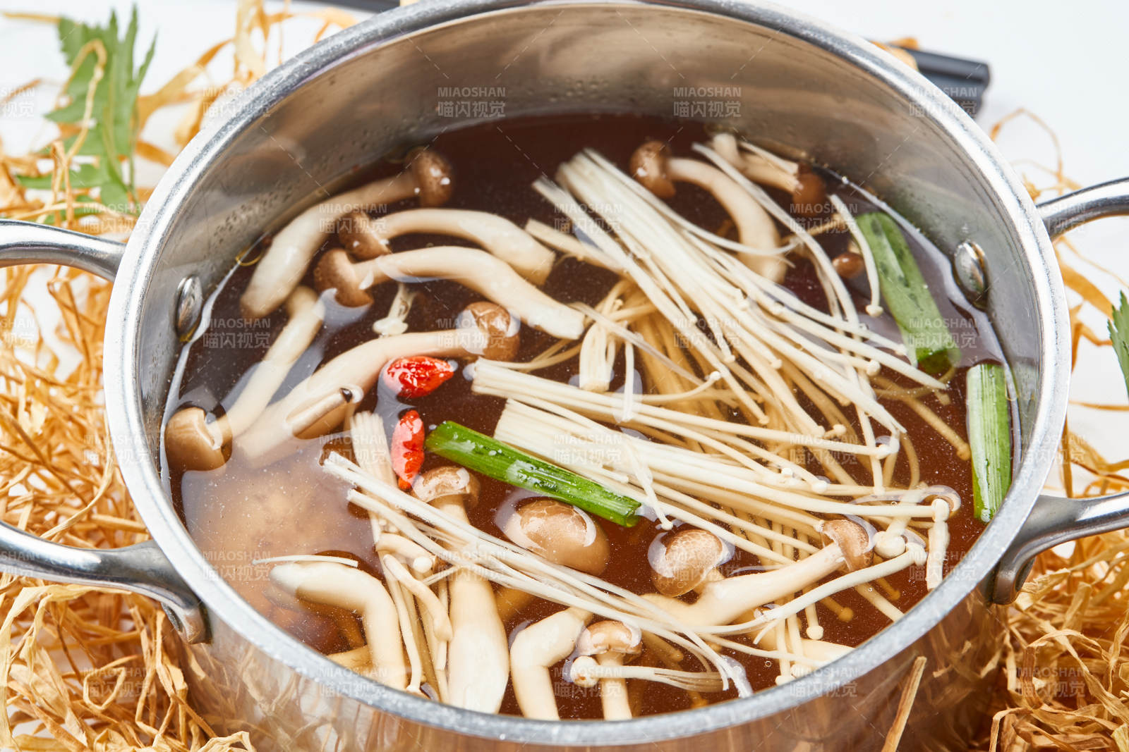 不锈钢汤锅装的火锅汤底山珍菌汤