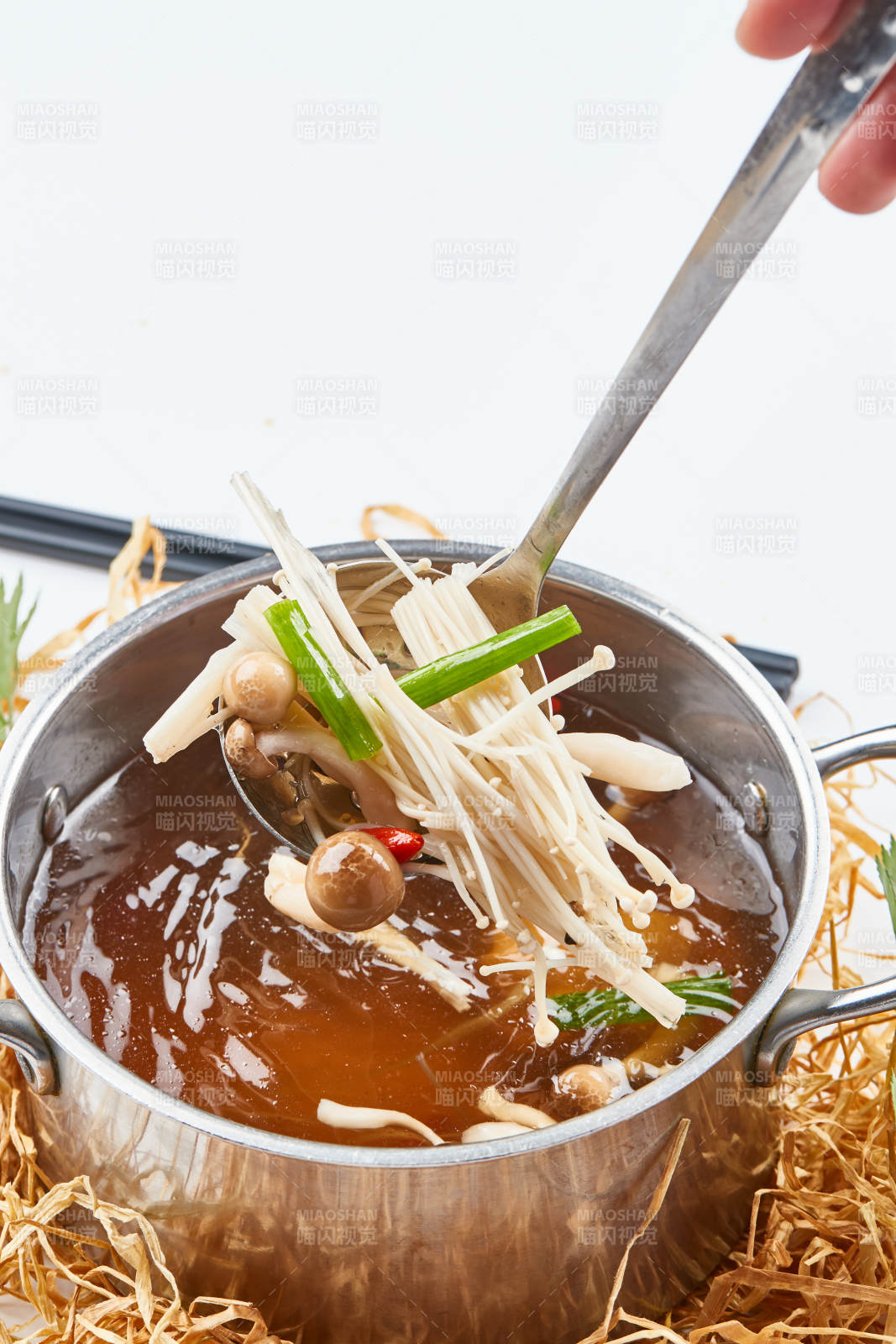 不锈钢汤锅装的火锅汤底山珍菌汤