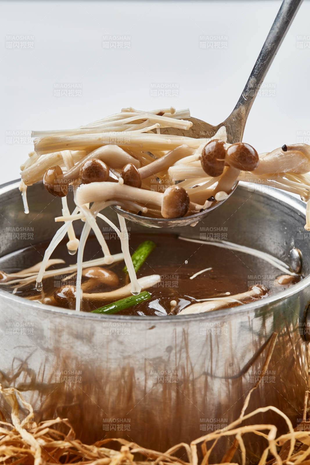 不锈钢汤锅装的火锅汤底山珍菌汤
