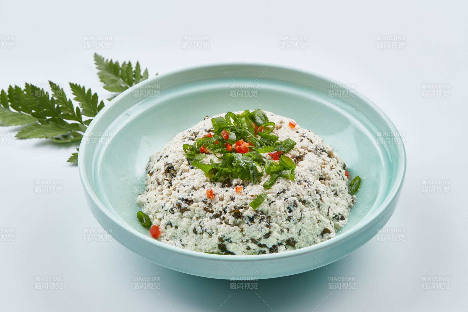 青瓷餐具装的地皮菜拌麻豆腐
