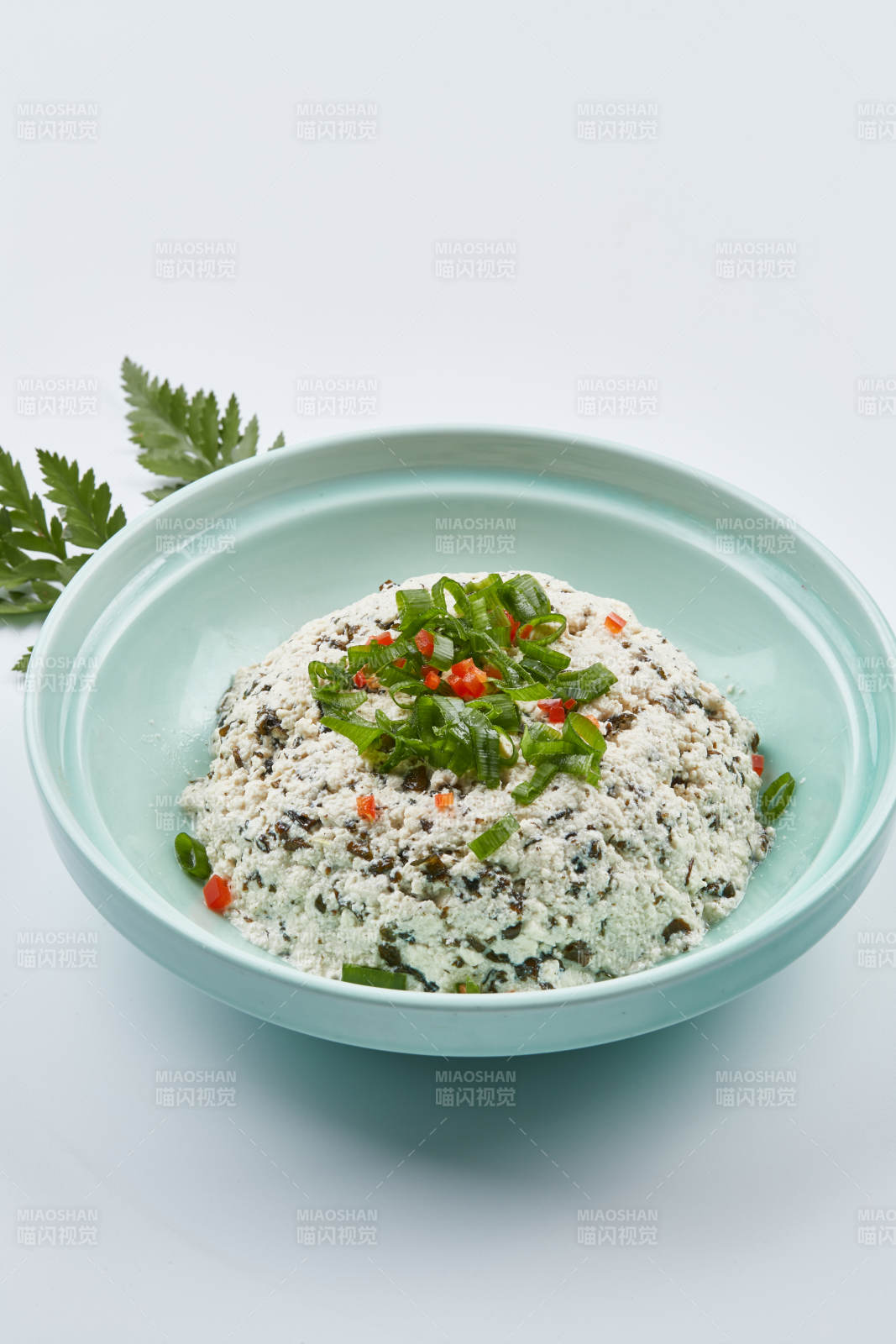 青瓷餐具装的地皮菜拌麻豆腐