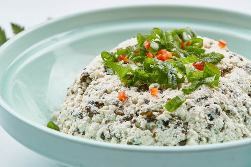 青瓷餐具裝的地皮菜拌麻豆腐