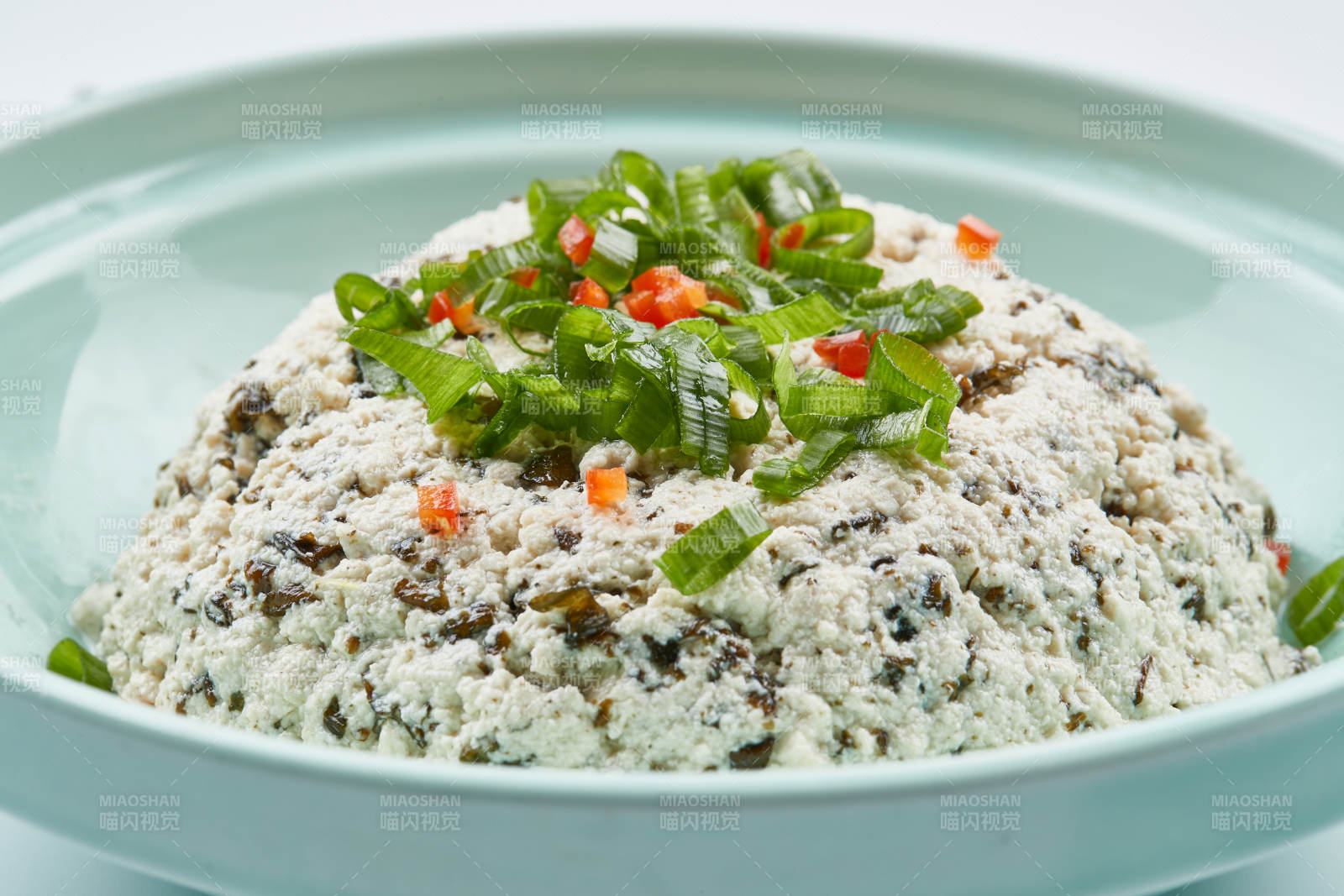 青瓷餐具裝的地皮菜拌麻豆腐