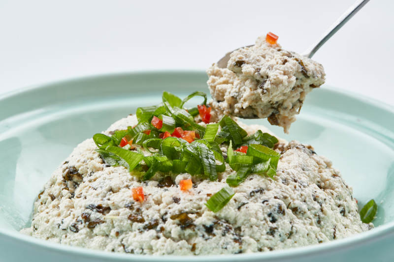 青瓷餐具裝的地皮菜拌麻豆腐