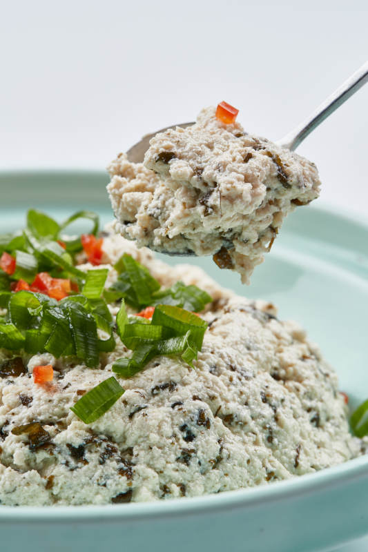 青瓷餐具裝的地皮菜拌麻豆腐