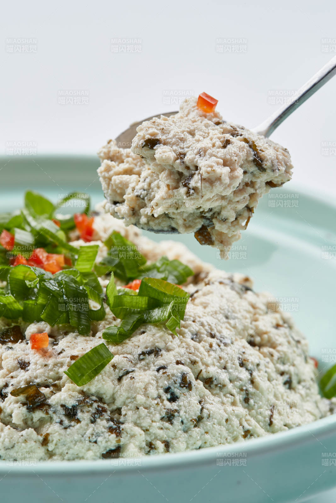 青瓷餐具装的地皮菜拌麻豆腐