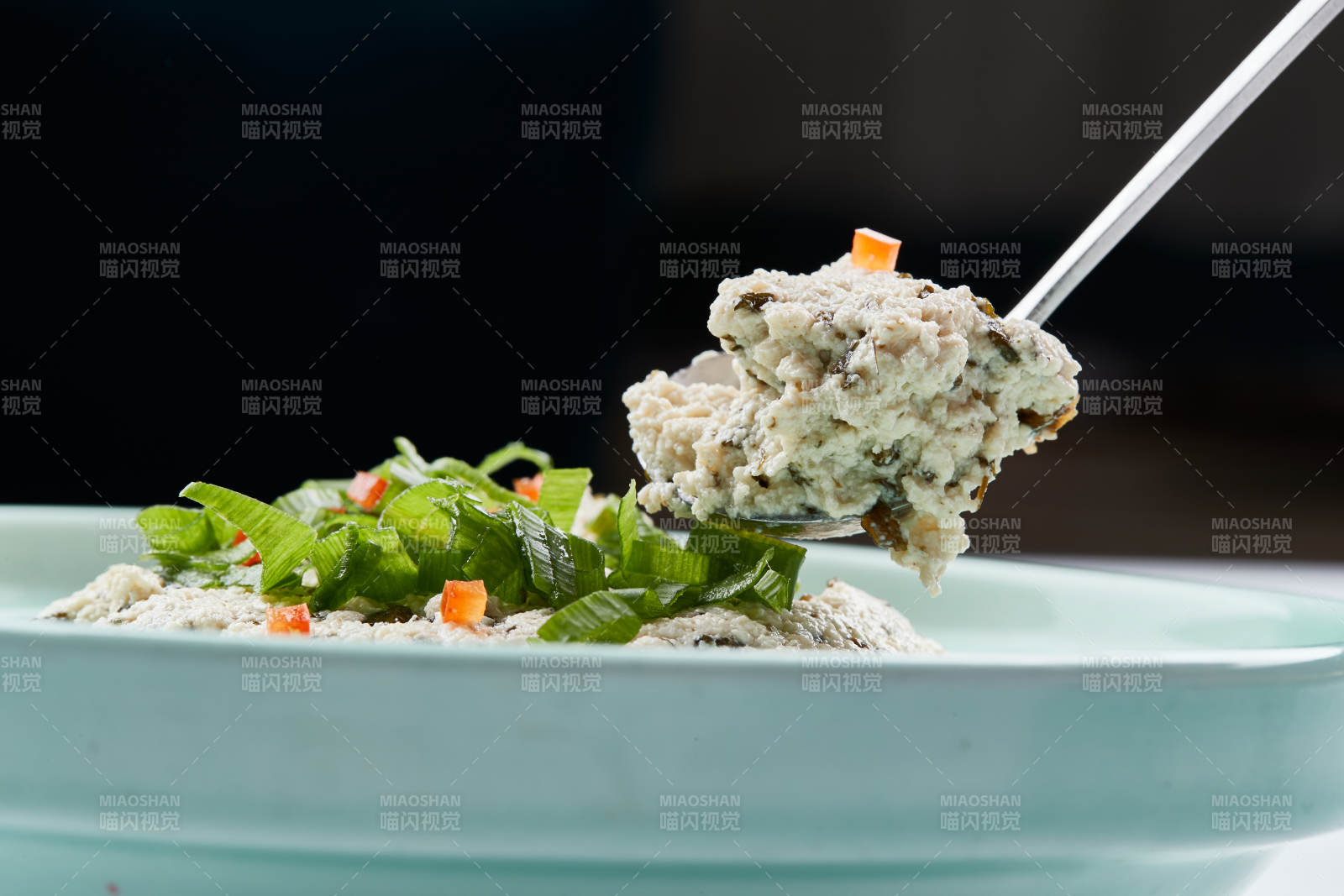 青瓷餐具裝的地皮菜拌麻豆腐