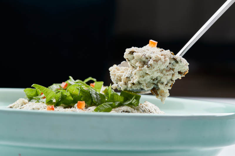 青瓷餐具裝的地皮菜拌麻豆腐