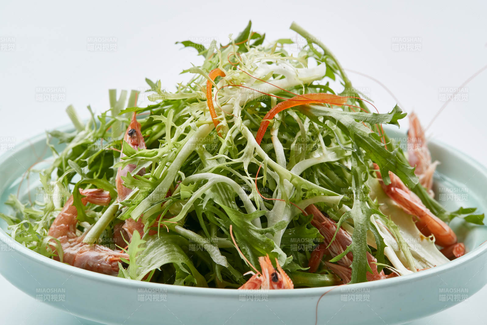 青色瓷餐具装的苦菊拌河虾