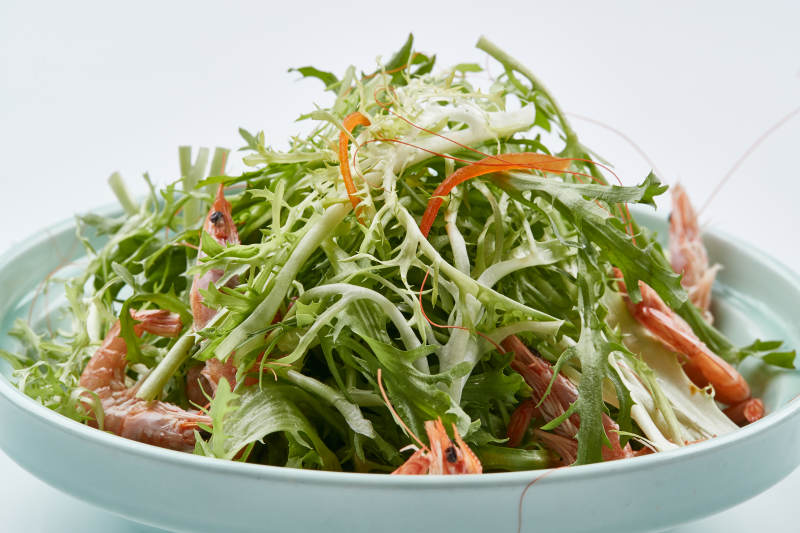 青色瓷餐具装的苦菊拌河虾