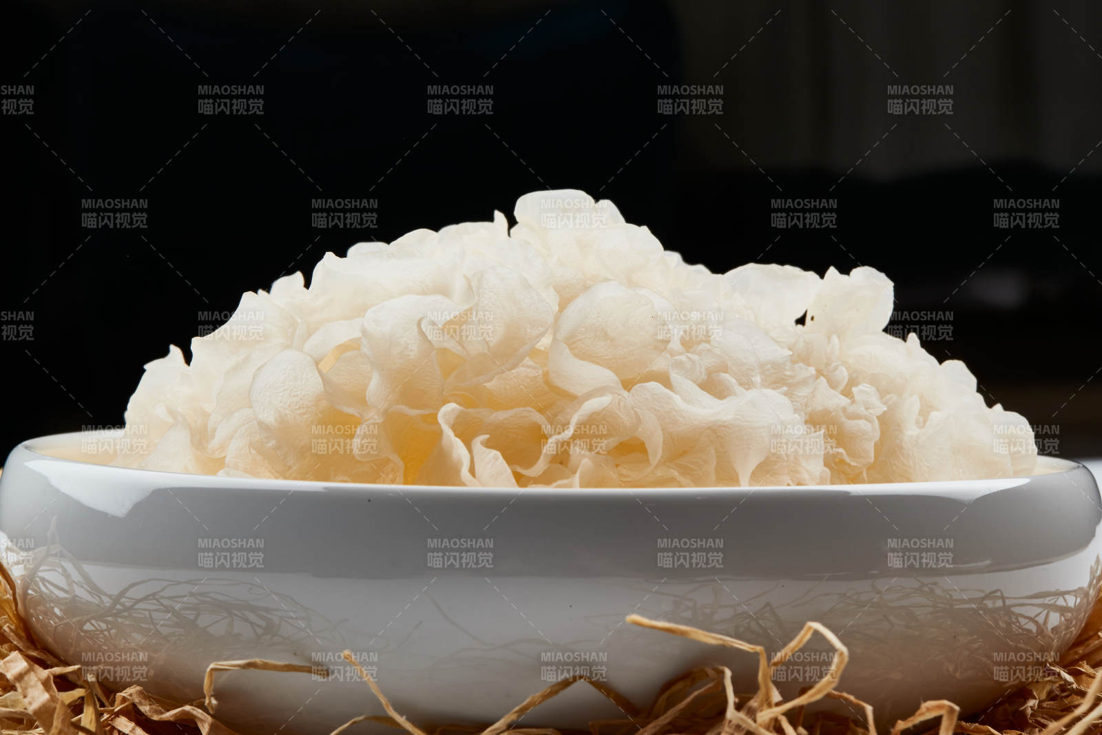 白色瓷盘装的火锅食材鲜银耳