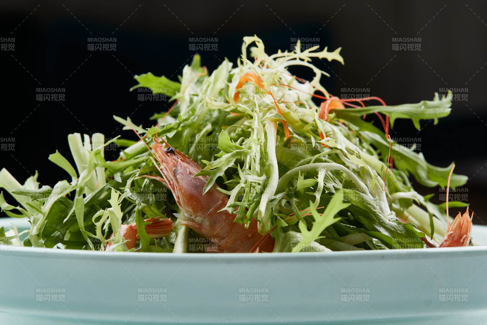 青色瓷餐具装的苦菊拌河虾