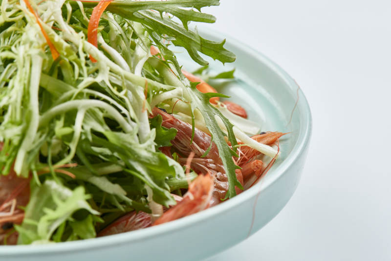 青色瓷餐具装的苦菊拌河虾