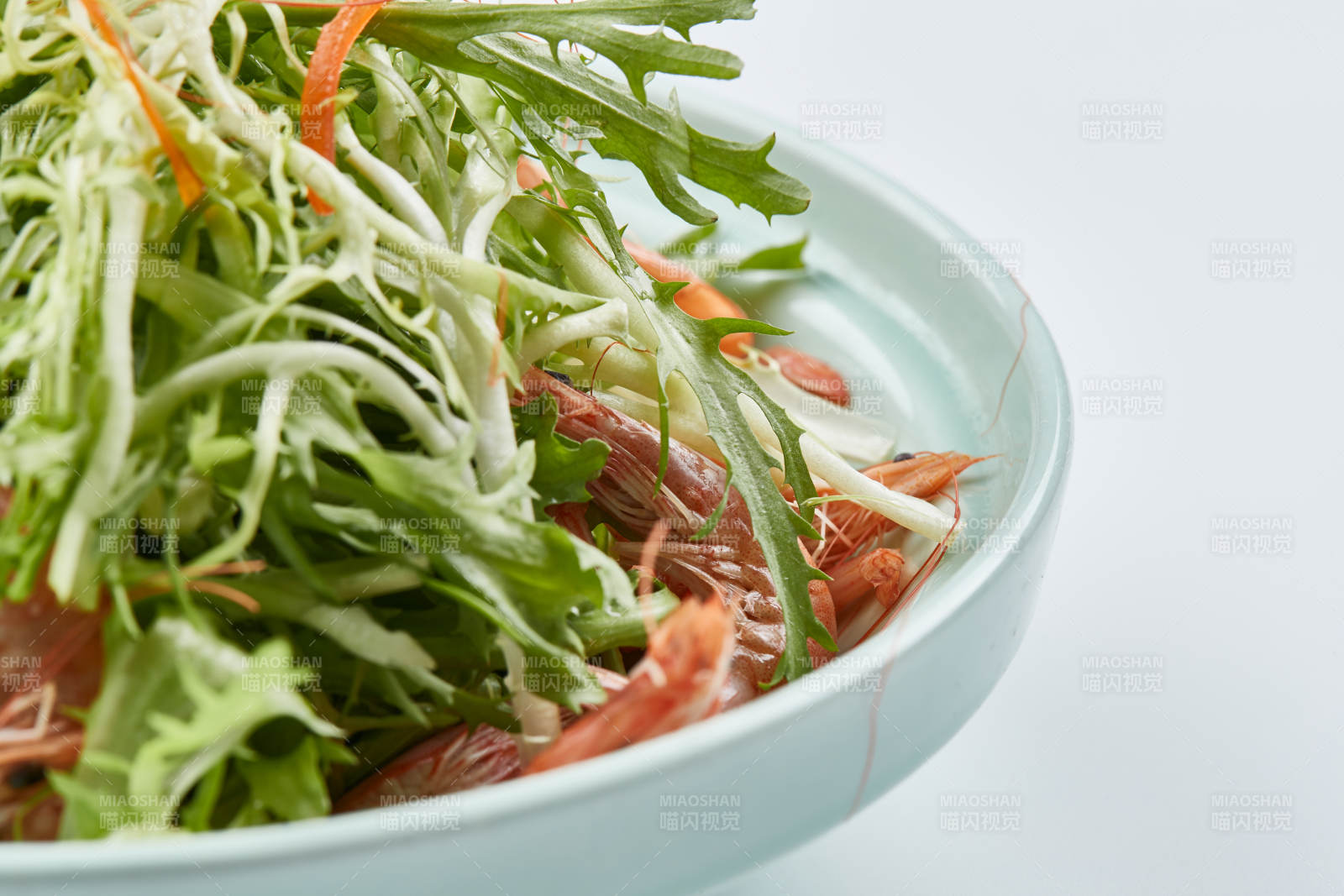 青色瓷餐具装的苦菊拌河虾