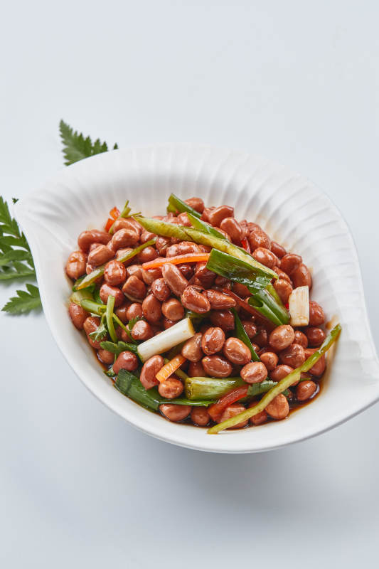 白色瓷盘装的老醋花生