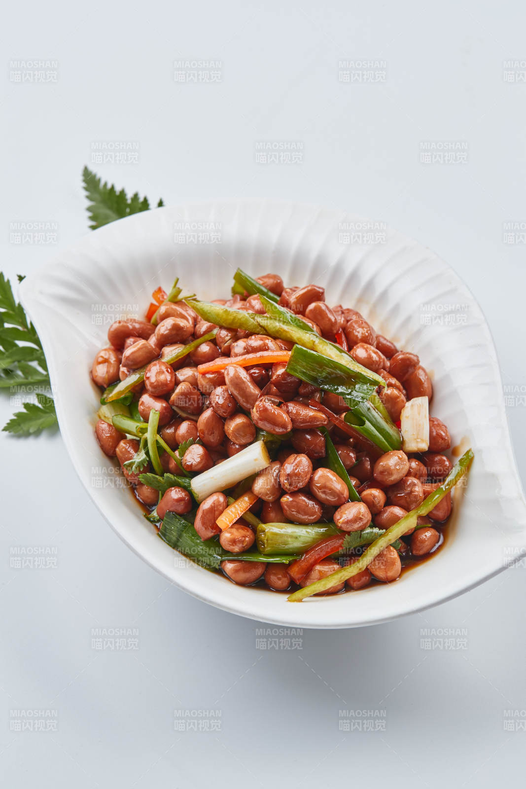 白色瓷盘装的老醋花生