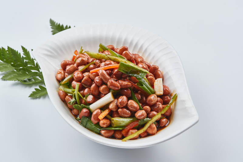 白色瓷盘装的老醋花生