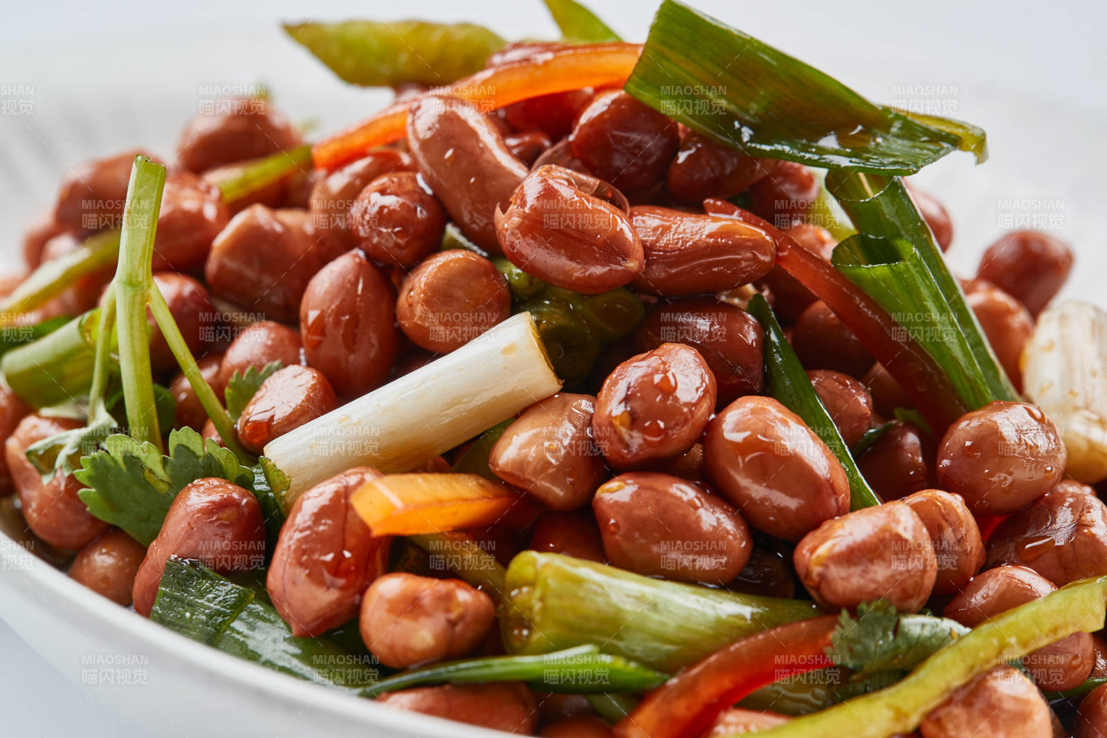 白色瓷盤裝的老醋花生