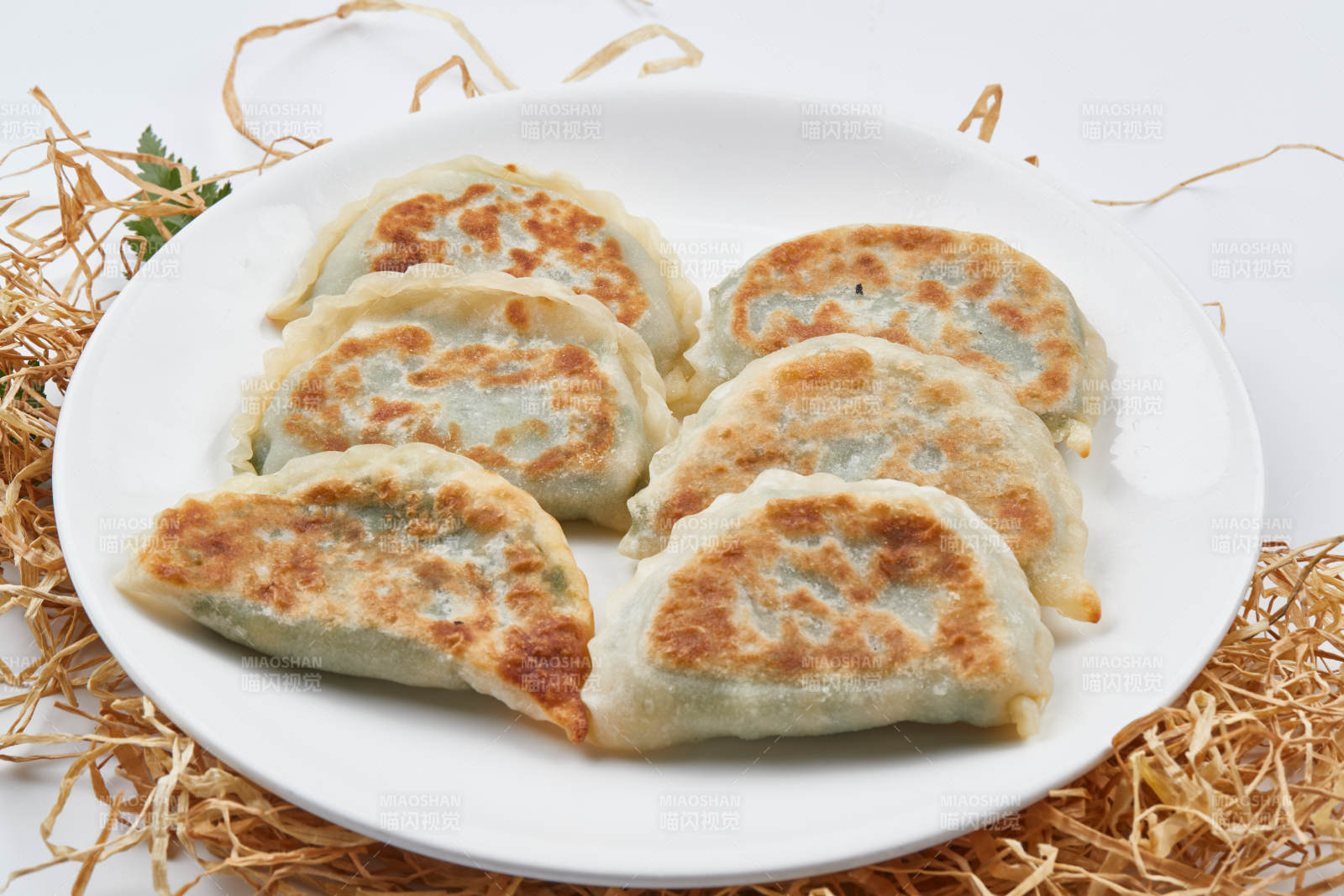 白色瓷盤裝的油煎素盒子