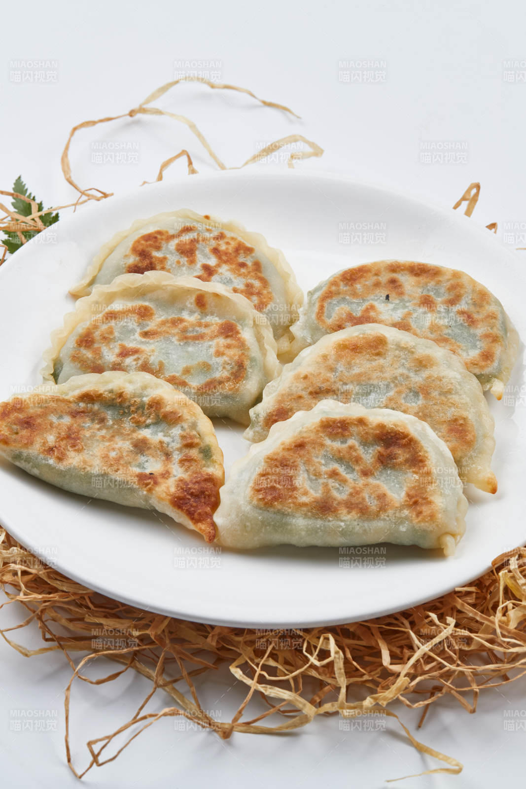 白色瓷盤裝的油煎素盒子