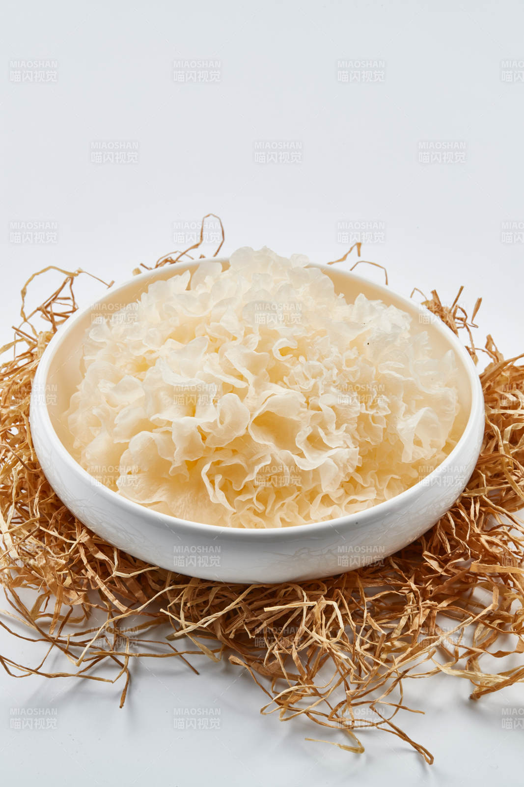 白色瓷盘装的火锅食材鲜银耳