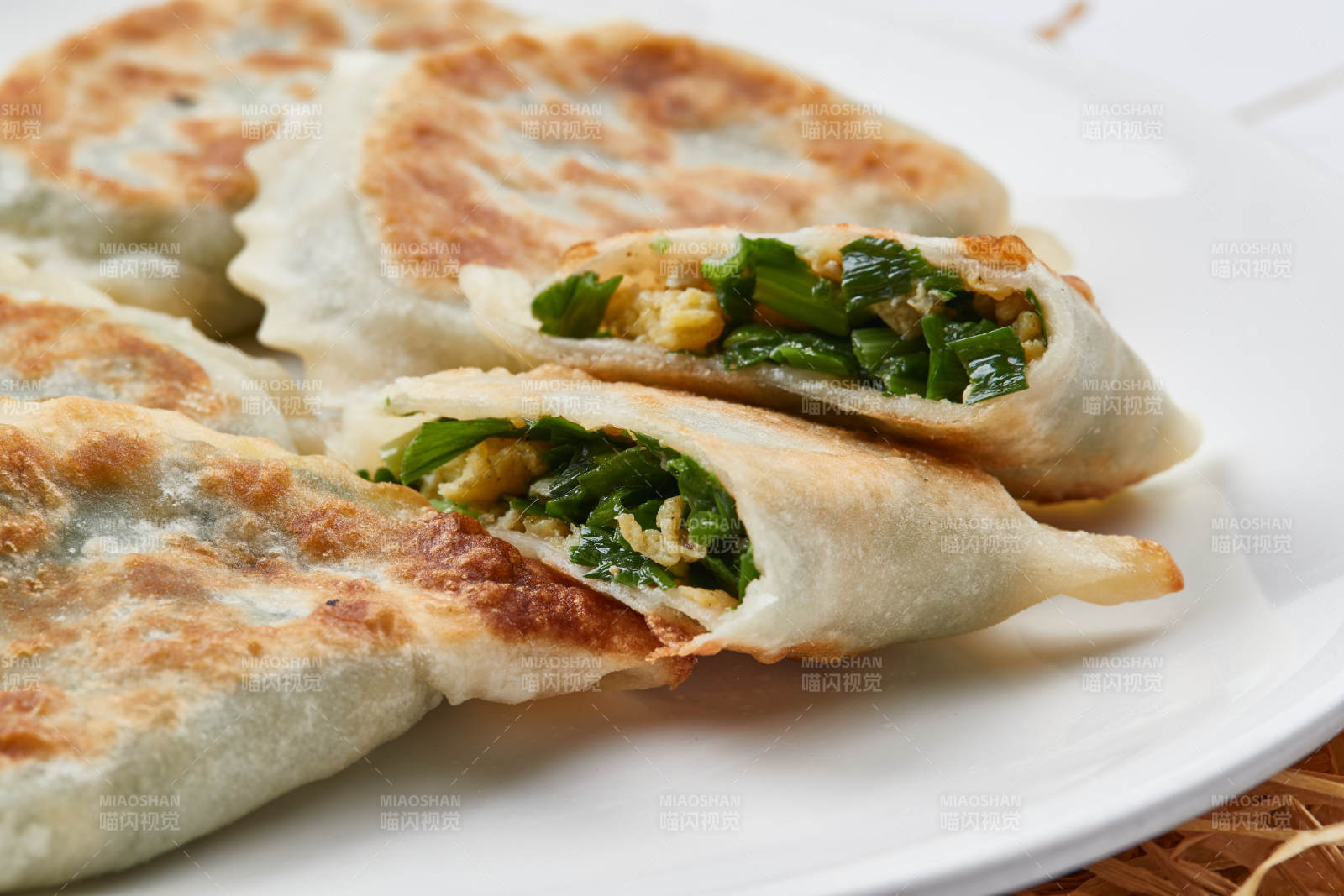 白色瓷盤裝的油煎素盒子