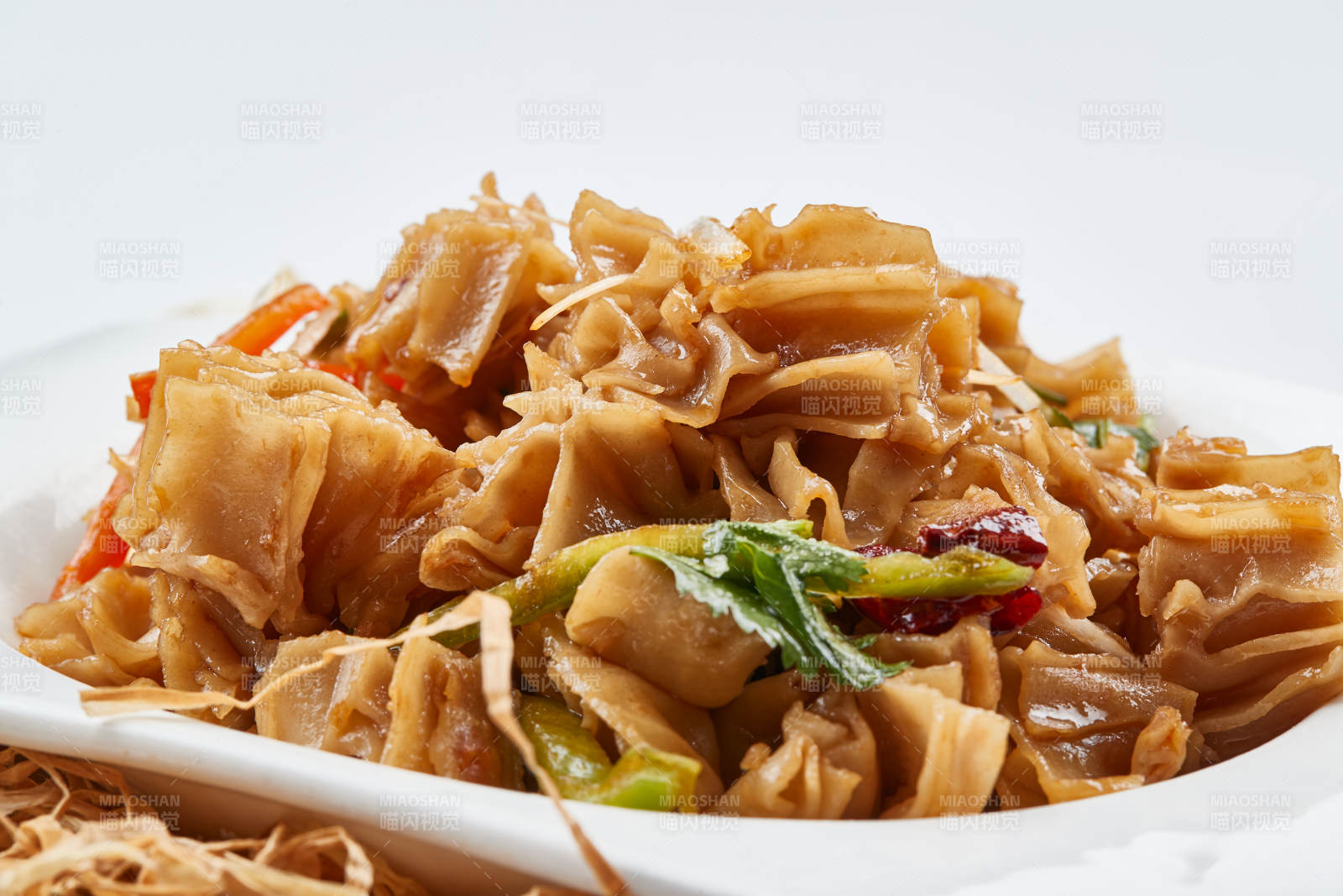 白色瓷盘装的凉拌莜面窝窝