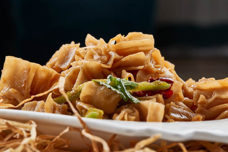 白色瓷盘装的凉拌莜面窝窝