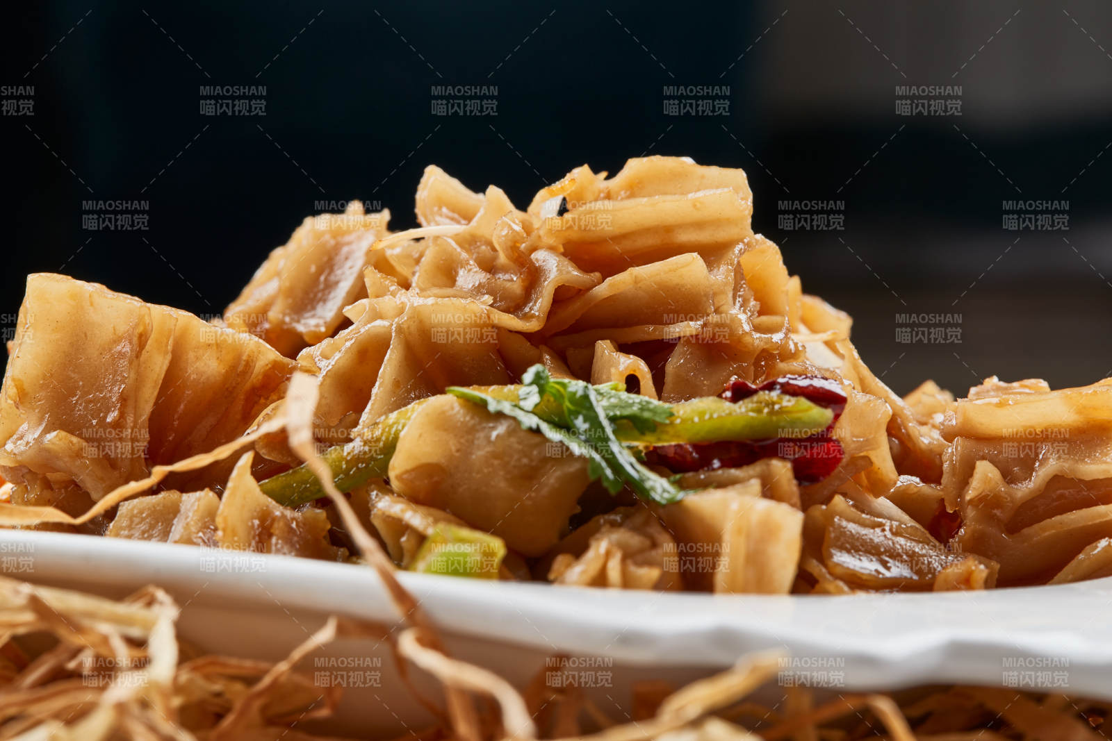 白色瓷盘装的凉拌莜面窝窝