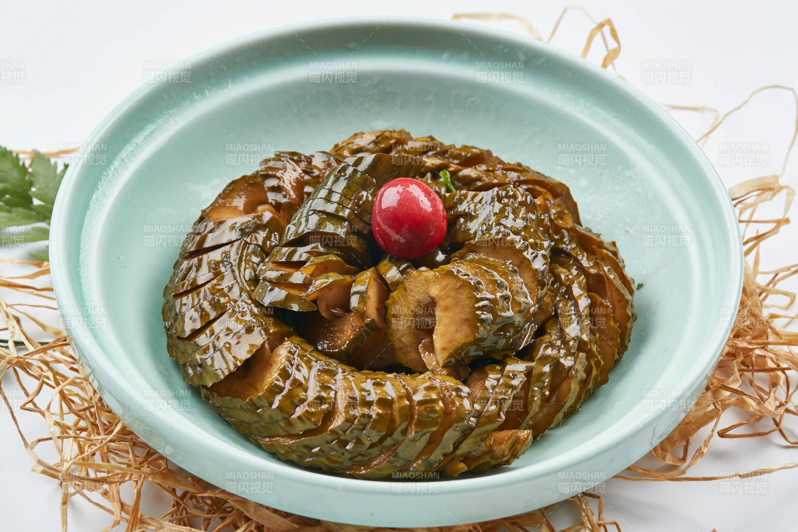 青瓷盤裝的盤龍腌漬蓑衣黃瓜