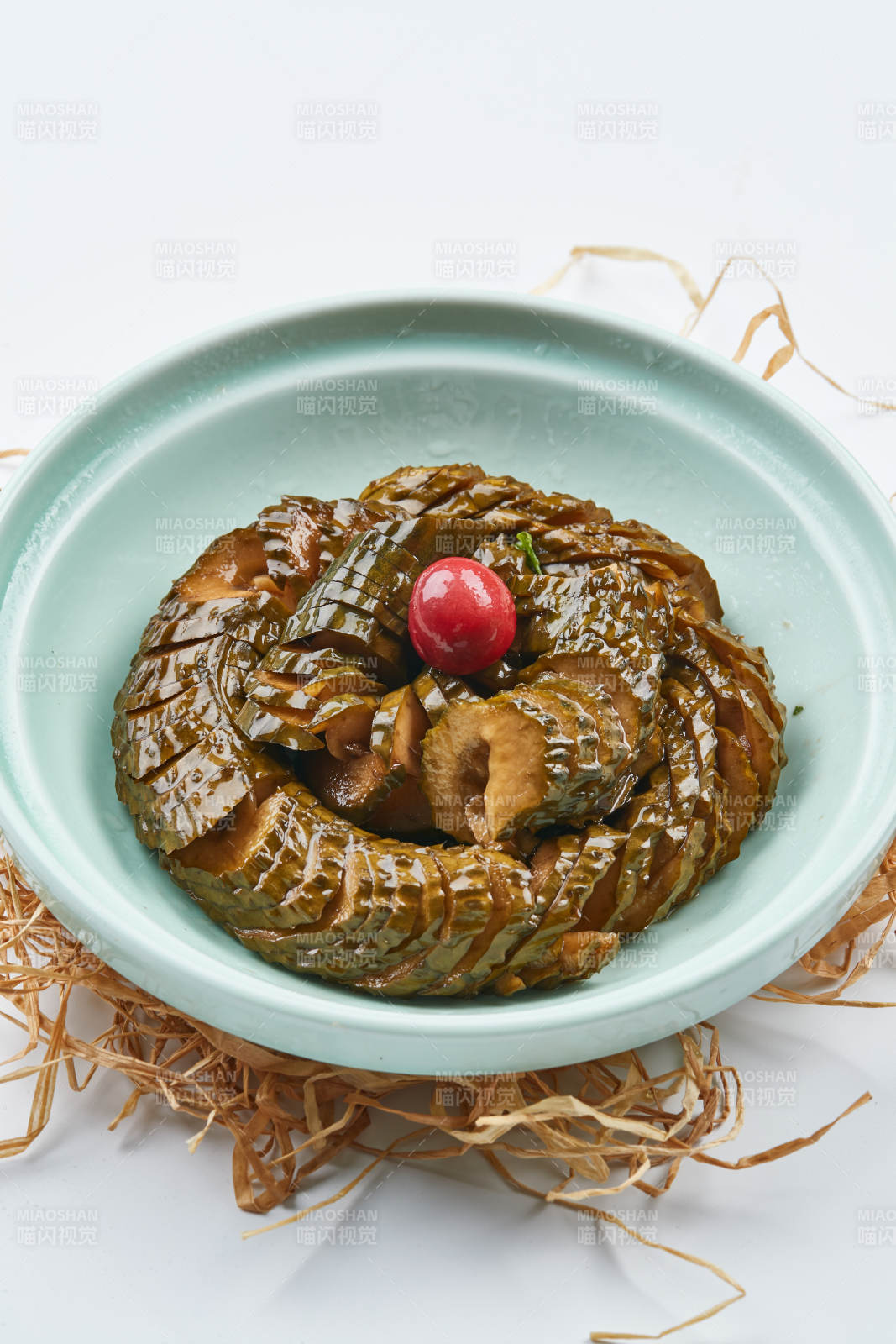 青瓷盤裝的盤龍腌漬蓑衣黃瓜