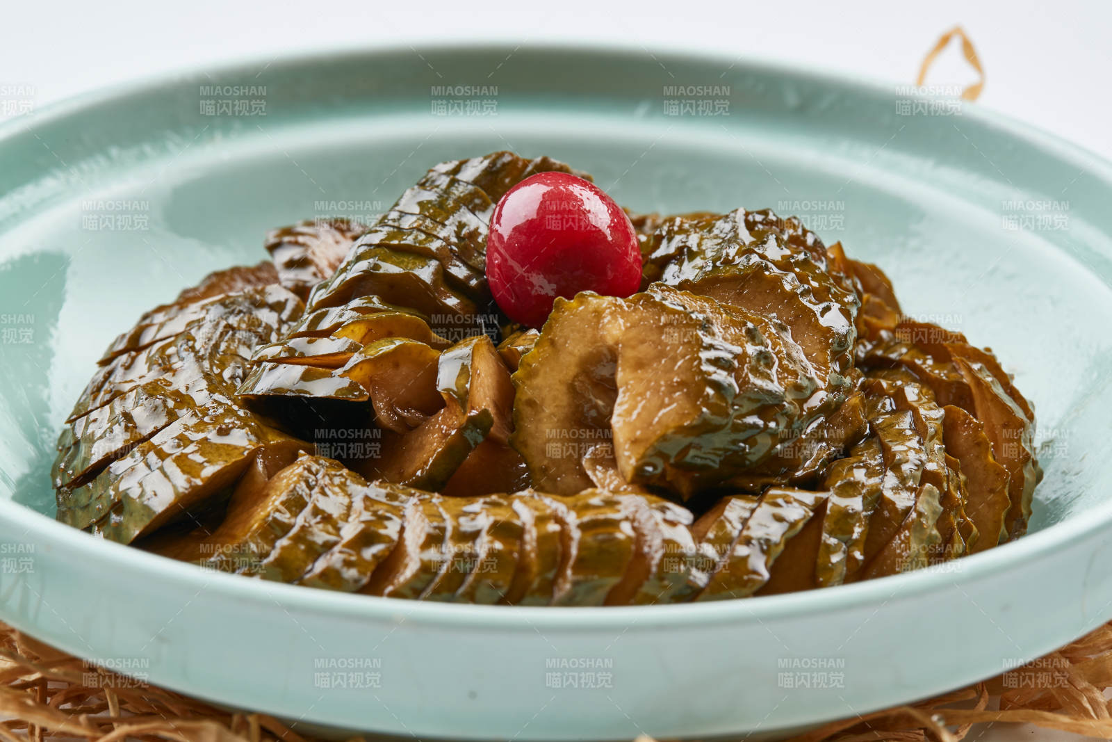 青瓷盘装的盘龙腌渍蓑衣黄瓜