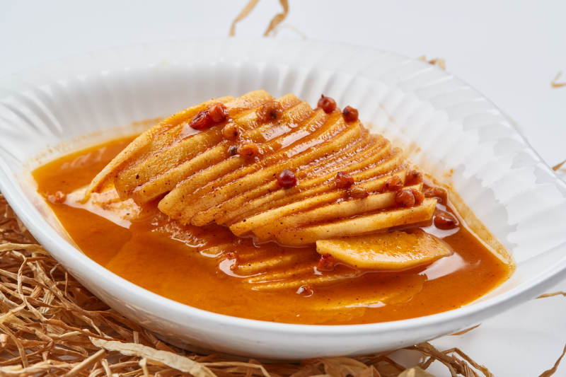 白色瓷盤裝的沙棘汁雪梨