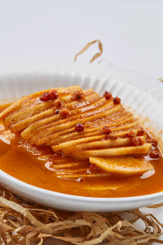 白色瓷盤裝的沙棘汁雪梨