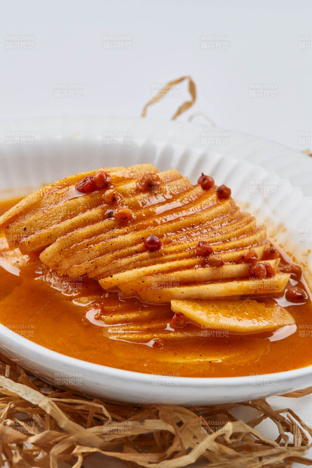 白色瓷盤裝的沙棘汁雪梨