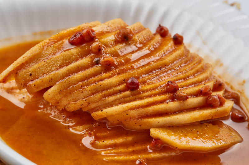 白色瓷盤裝的沙棘汁雪梨