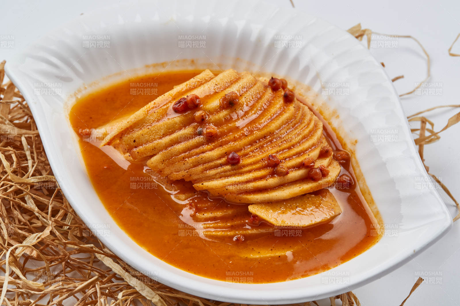 白色瓷盤裝的沙棘汁雪梨