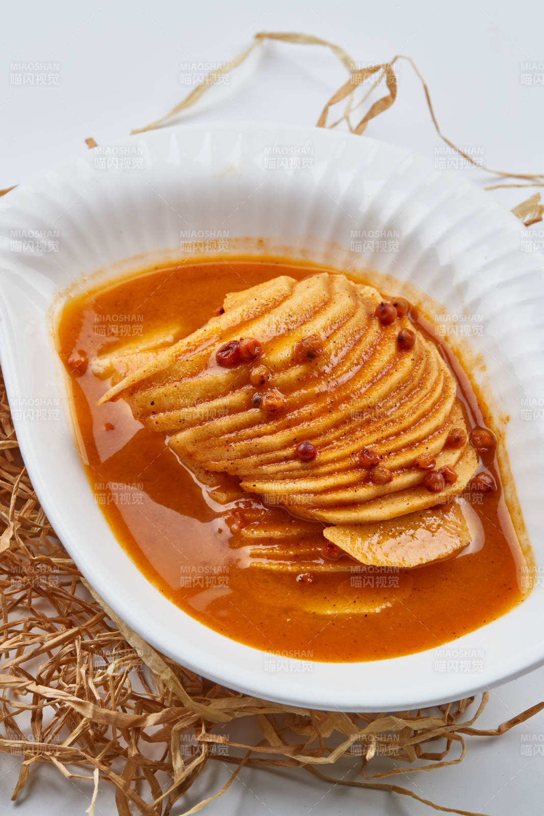 白色瓷盤裝的沙棘汁雪梨