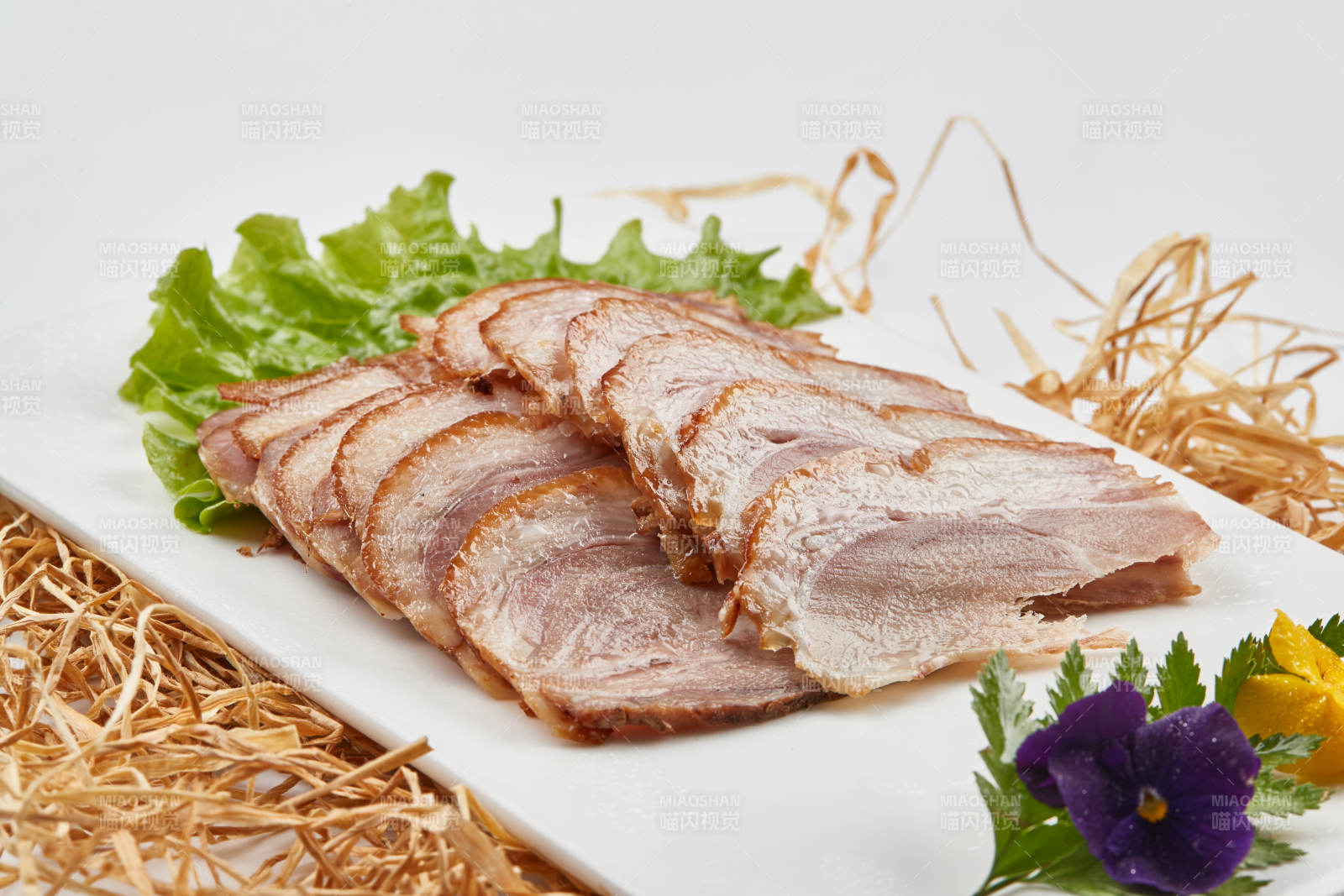 白色瓷盤裝的煙熏豬肘五花肉