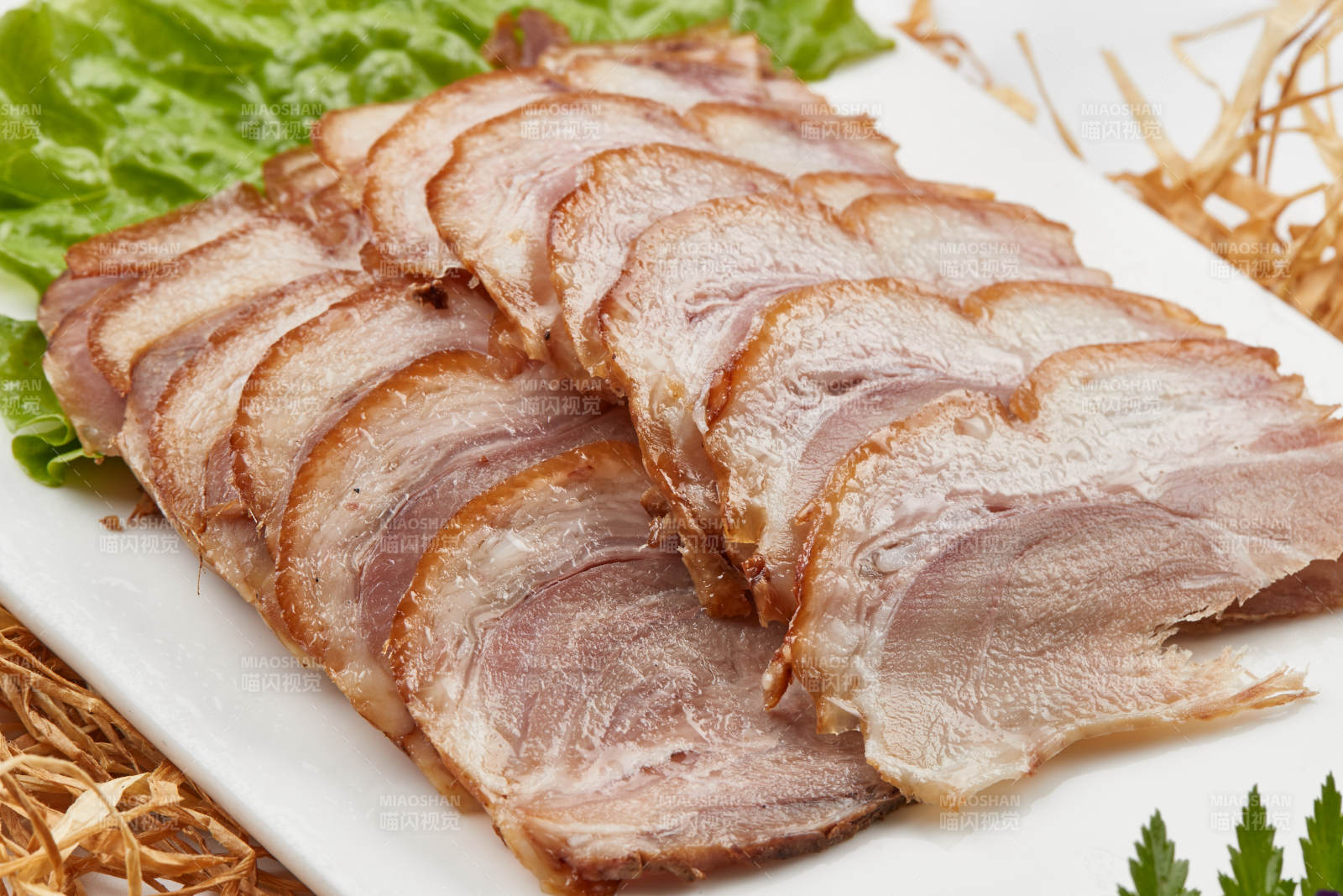 白色瓷盤裝的煙熏豬肘五花肉