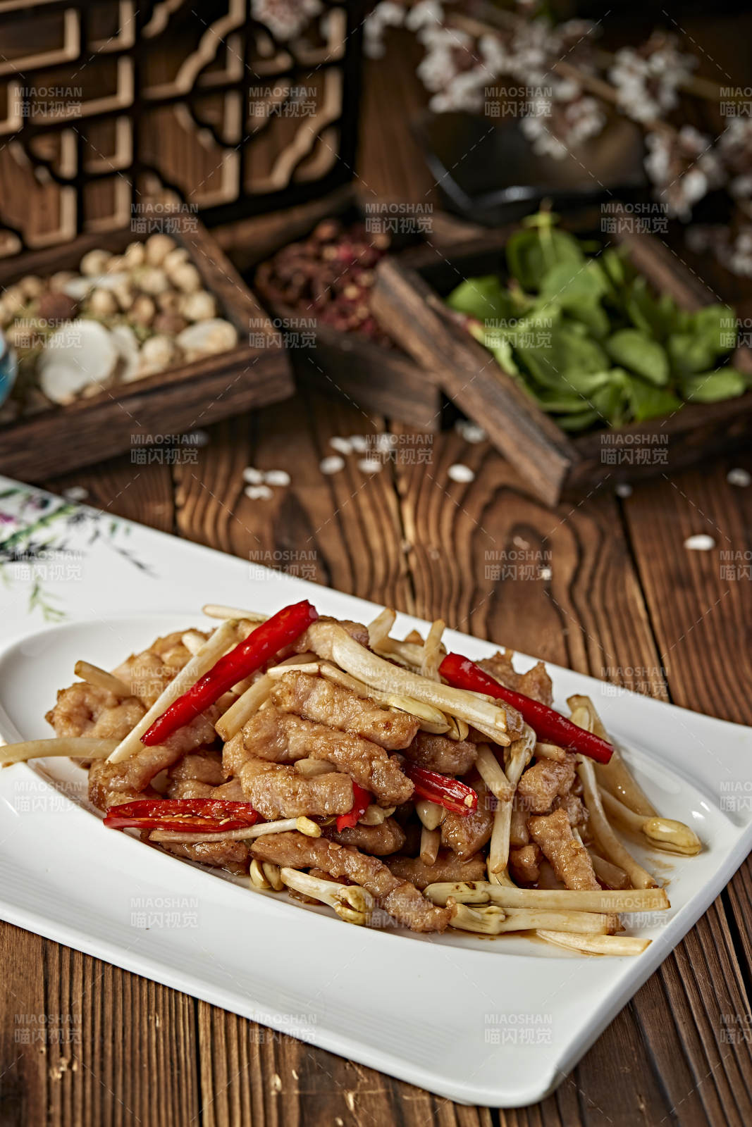 辣椒絲小炒里脊肉絲花生芽