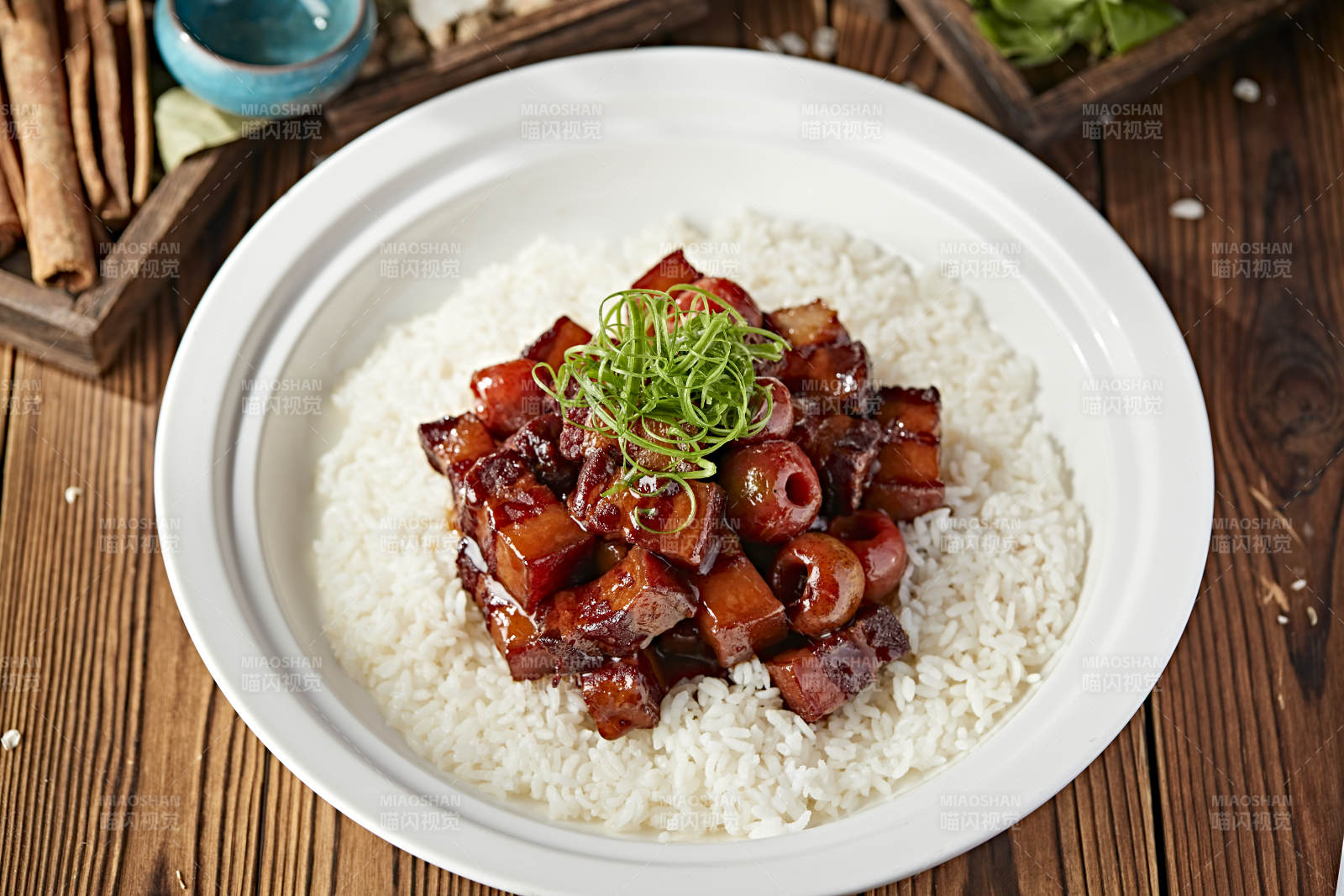 山楂红烧肉配香蒸白米饭