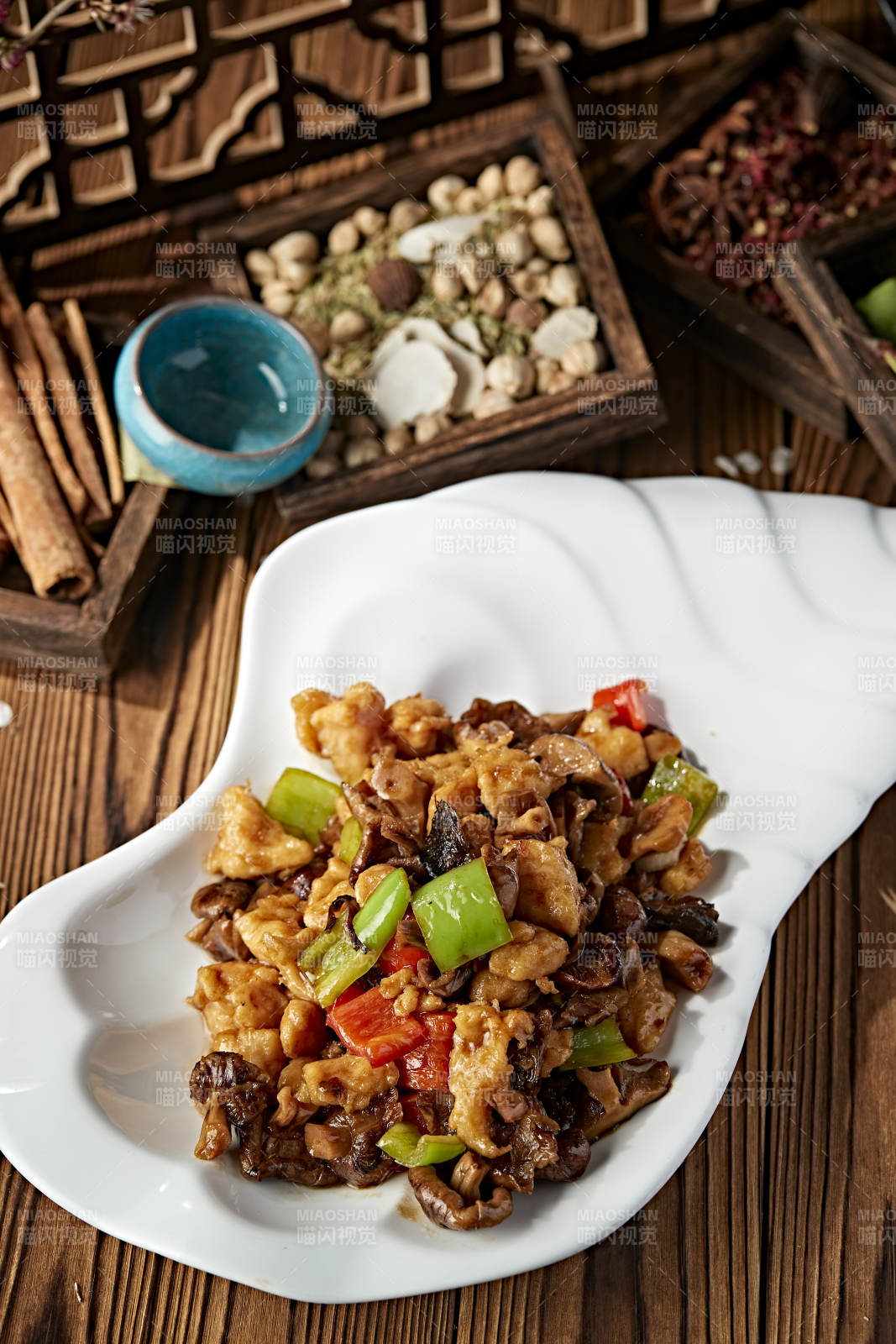 青紅椒松蘑小炒里脊肉片